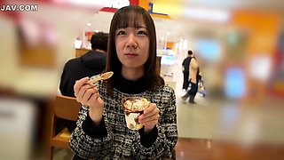 Asian bimbo sucks on a big cock close up