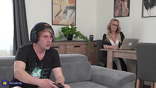 Gaming Toyboy Loves To Play With His Hot Fucking Thick Stepmom Bella Simea