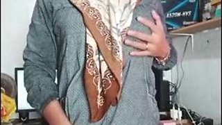 Jerking Hijab Transgirl Jizzes