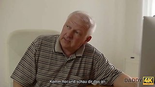 Daddy4k. entspannung auf dem schwanz vom vater ihres freundes