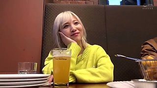 金髪のZ世代美女が乳首コリコリ愛撫とバイブ責めをされる強引な乱交エッチ