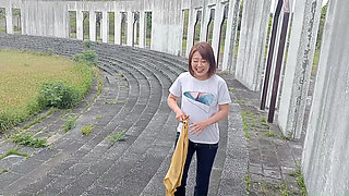 Outdoor Exposure in Ultra-low-rise Jeans