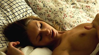 Hot amateur webcam teen masturbates for their fans