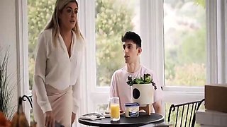 Vivianne DeSilva – Oiled & Wet Mommy – MissaX