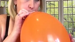 Mature with big tits - balloon fetish. Sucks, pops and rubs my pussy with balloons