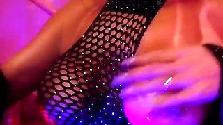 Brazilian Brunette Live: a Presence That Captivates