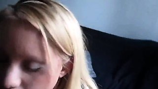 Big-Titted svensk blondin Annies amatravsugning