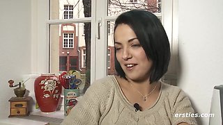 Amateur Girl Masturbates For the Camera