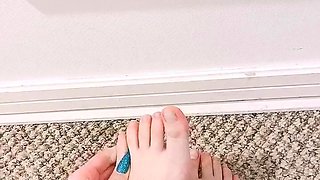 Amateur Foot Fetish Girlfriend Sucks and gives a Footjob