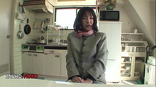 Mature Asian Kiyoe seductively explores her velvety cunt using a tantalizing vibe