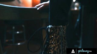 Dollish Ana Foxxx's fisting dirt