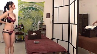 Gカップのグラマー美女がオイルエステでオマンコ愛撫されて他人棒フェラ