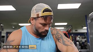 Gymfluencer elana is doing her thing when she notices joey ogling her via her workout - brazzers