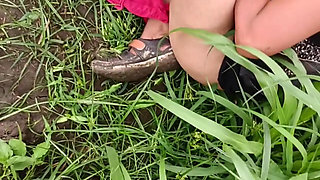 Gaon ki desi bhabhi khule khet me  chut mein ungali kr sex ke liye tadap rhi apne devar se chudna kie liye doki ho rhi