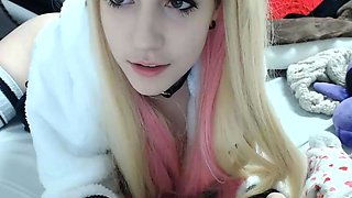 Amateur Webcam Cute Teen Plays Solo with Big Dildo