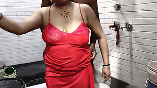 Sali ki chut mari bathroom me