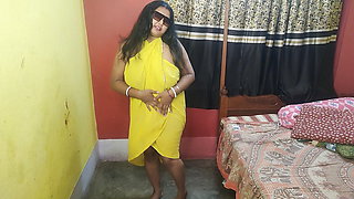 Sexy Bengali Bhabi fucking with Cucumber in her bedroom in yellow dress