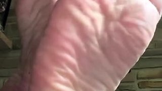 Amateur Foot Fetish Girlfriend Sucks and gives a Footjob