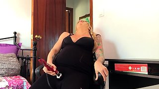 Hot amateur blonde pregnant toying her pussy solo