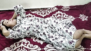 Indian step mother ko rat me roj chodta hai