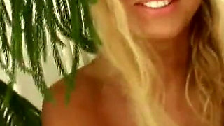 Lea Lexis & Clara G live fisting pussy - Part 2