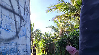 Risky Handjob for a Hot Babe in the Park!