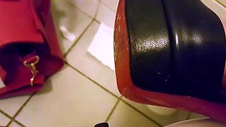 Julie Skyhigh - Pissing
