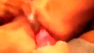 Svensk blondin spelar med dildo