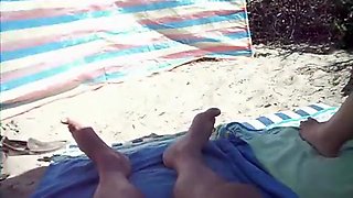 une femme mure branle son mari sur la plage