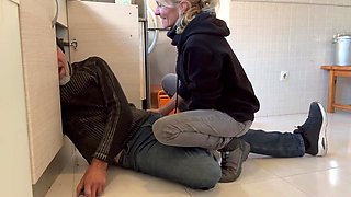 Blond mommy Gives Plumber A sweet Blowjob