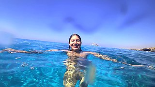Stunning Girl Swims Nude on Public Beach