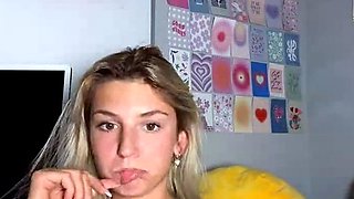 Amateur Webcam Cute Teen Plays Solo with Big Dildo