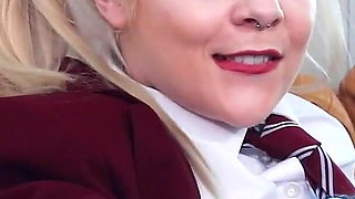 Teen gets her pussy eaten and sucks cock