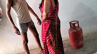 Pados Wali Bhabhi Ko Gas Cylinder Lagane Ke Bahane Ghar Me Ghodi Banaa K Choda Aur Sadka Muh Pe Nikaal Diya