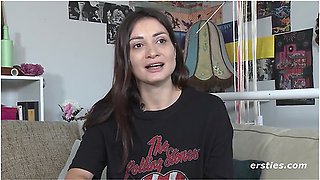 Valentina Babe And Valentina Italian - Hot Italian Babe Valentina Uses A Magic Wand On Her Shaved Pussy