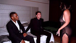 Interracial 3some with La Sirena 69 getting a sex lesson