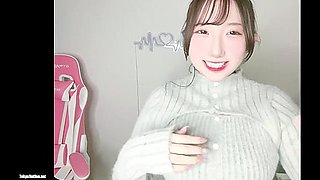 Erotic live chat with cute beautiful girl