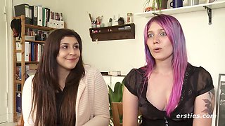 Ersties - Maria M. und Julie haben Spaß mit Öl und intensivem Fingerspiel