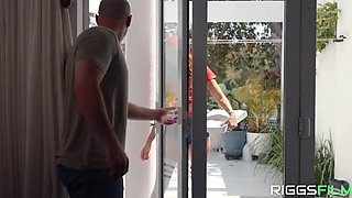 Pizza girl came to complete the delivery but her plans suddenly changed